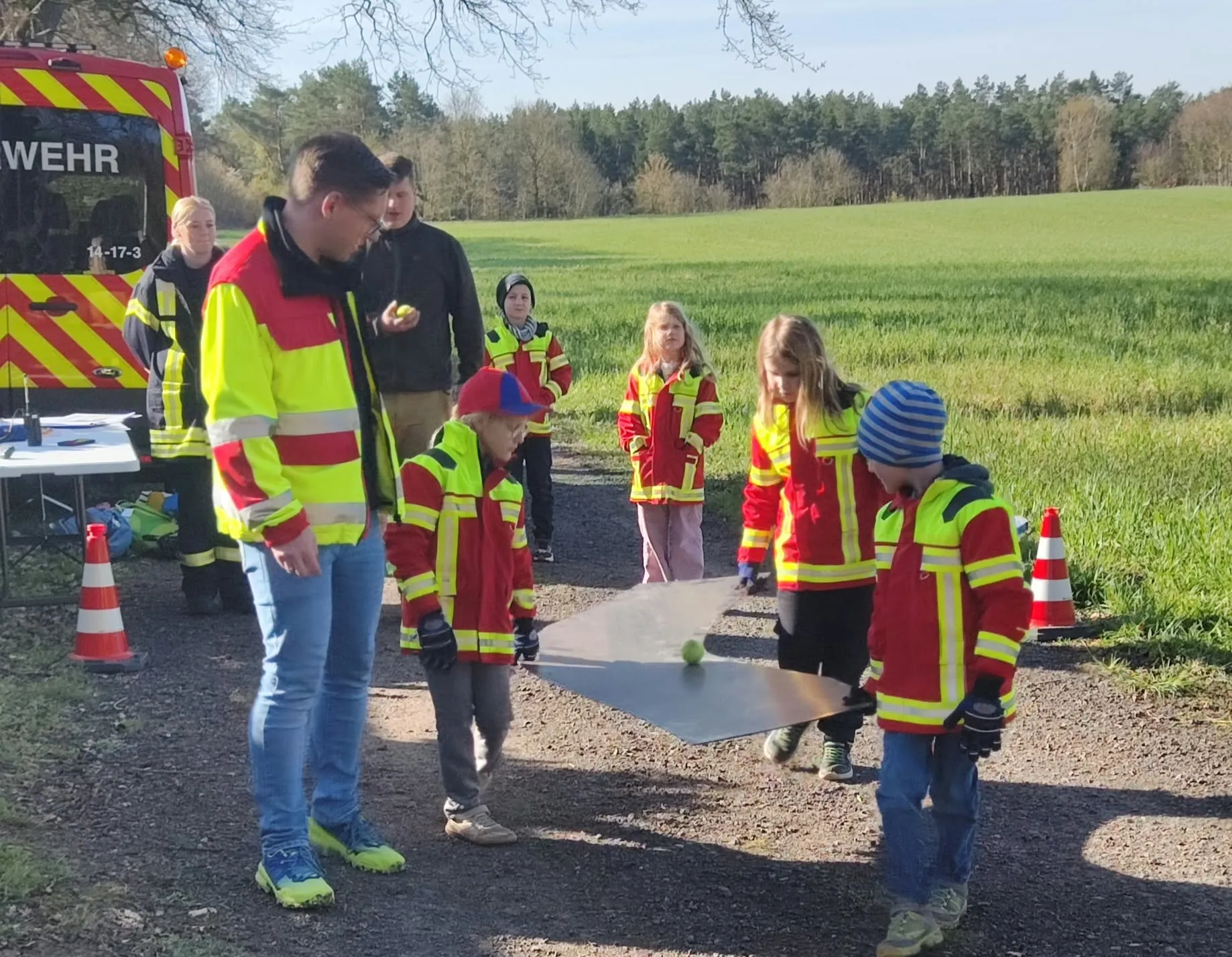 Kinderfeuerwehr beim Geschicklichkeitsspiel